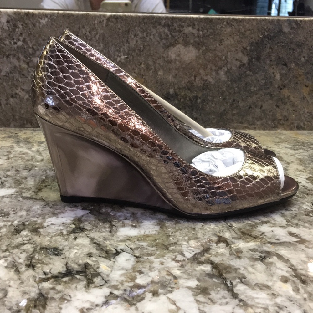 ❤️Bandolino wedge peep toe heels.❤️